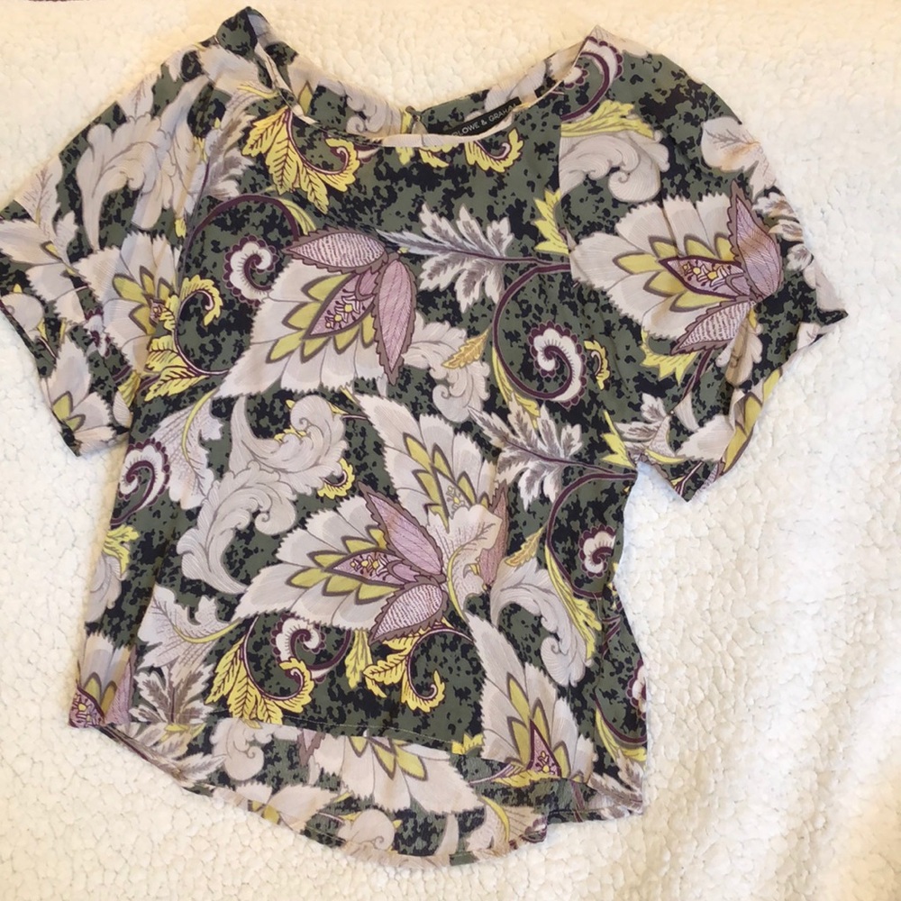 Floral pattern crepe top.